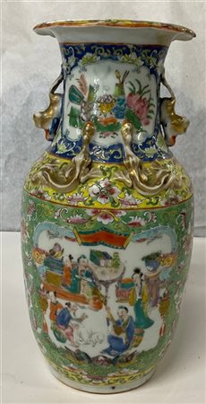 Vaso in porcellana policroma decorato con figure e motivi floreali
Cina, secolo