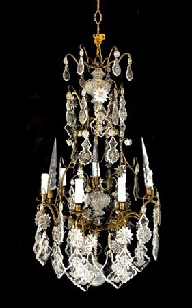 Lampadario a sei luci in metallo decorato con gocce e pinnacoli in vetro e cris