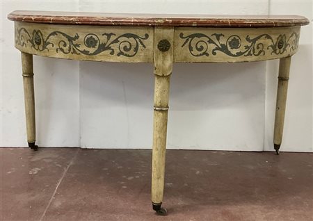 Console a mezza luna in legno dipinto a fiori e volute fogliate nella fascia. P