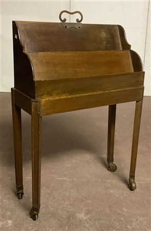 Carrellino portariviste in legno intagliato con piedi muniti di rotelle (cm 61x