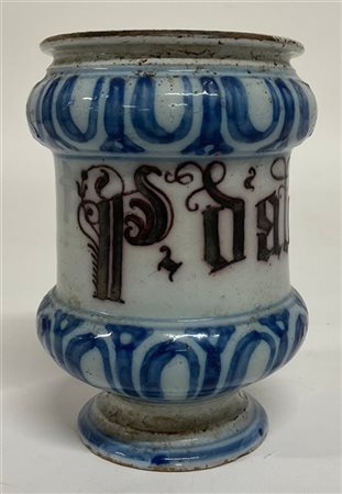 Manifattura veneta, secolo XIX. Piccolo albarello in maiolica con decoro in blu