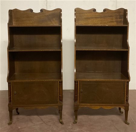 Coppia di librerie a giorno ad un'anta e tre ripiani, piedi muniti di rotelle (