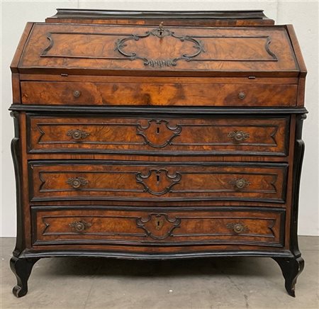 Ribalta in noce con profili ebanizzati, fronte a tre cassetti e uno sottopiano.