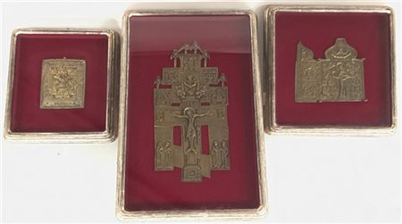 Lotto di tre icone russe, secolo XIX. Cristo crocifisso e scene sacre, bronzo.