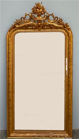 Specchiera in legno e stucco dorato con cimasa traforata a vaso fiorito e volut