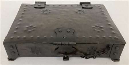 Cofanetto in metallo con decori in rilievo e interno in legno (cm 34x7x25) (dif