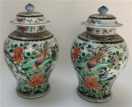 Coppia di potiches con coperchio in porcellana, decorate con motivi floreali e