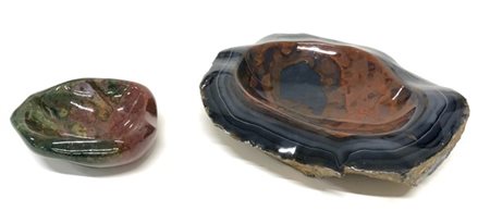 Un posacenere e uno svuotatasche in pietre dure di misure differenti (cm max 27