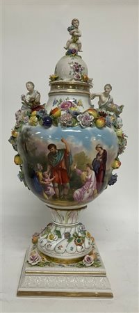 Manifattura tedesca, secolo XIX - XX. Vaso con coperchio in porcellana dipinta