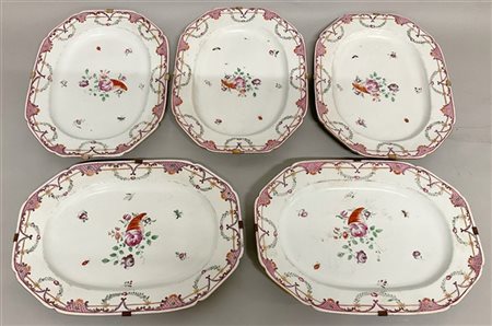 Compagnia delle Indie, inizio secolo XIX. Cinque vassoi in porcellana decorata