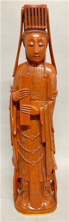 Grande figura femminile in resina su base in legno 
Cina, secolo XX
(h. cm 59)