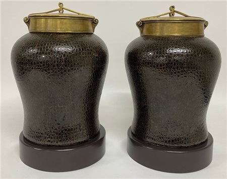 Coppia di vasi in porcellana con superfice a finto coccodrillo e coperchio in o