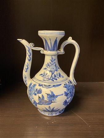 Versatoio in porcellana bianca e blu
Cina, secolo XX
(h.26 cm.) (difetti)