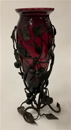 Vaso in vetro soffiato color vinaccia entro struttura con rami e frutti di cili