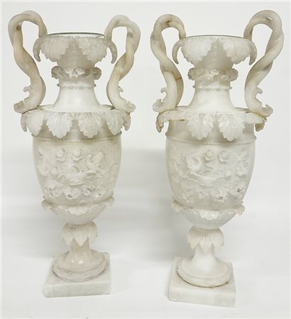 Coppia di vasi biansati in alabastro finemente scolpito sul corpo a vasi fiorit