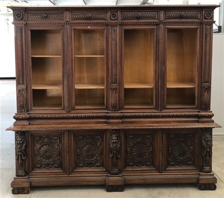 Libreria a due corpi di gusto neorinascimentale a quattro ante e quattro casset