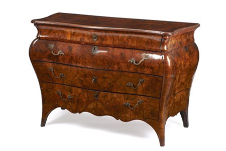 Comò di forma bombata, lastronato in radica e filettato in bois de rose e bosso