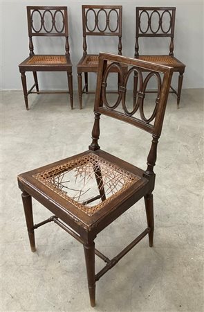 Quattro sedie in noce con schienale centrato da cartella a motivi ovali, gambe