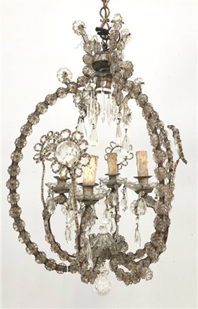 Lampadario a cesto a cinque luci con struttura in metallo decorata da rosette,