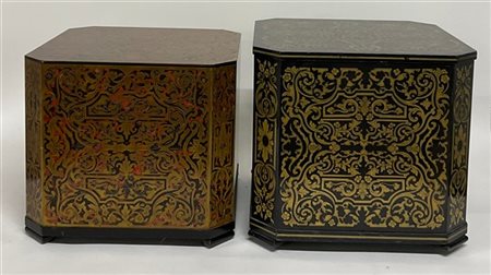 Due basi in legno dipinto e dorato in stile Boulle su rotelle, una su fondo a f