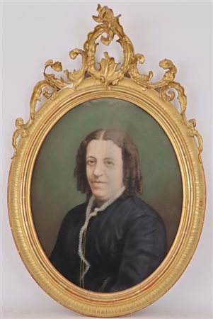 Coppia di cornici ovali in legno intagliato e dorato a volute e cimasa del sec XIX contenenti due ritratti a pastelli (cm 70x55)