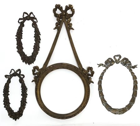 Lotto di tre fregi in metalli vari a foggia di ghirlanda sormontata da fiocco u