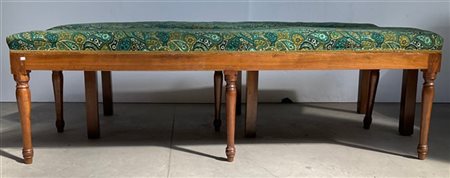 Coppia di panche in ciliegio, gambe anteriori tornite. Secolo XIX (L. max cm 16