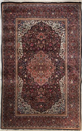 Tappeto Ispahan, Persia, secolo XX. Decoro con medaglione con puntali a fndo ro