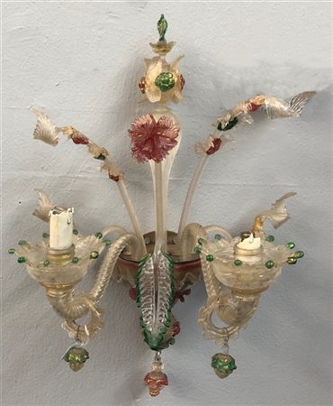 Coppia di applique in vetro policromo con inclusioni in oro a due bracci con fo