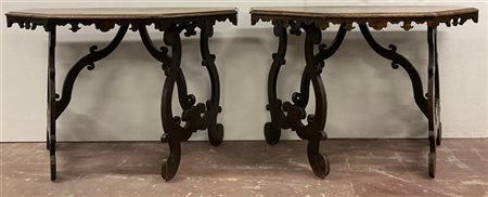 Coppia di antichi tavoli da parete in noce unibili a formare tavolo ottagonale