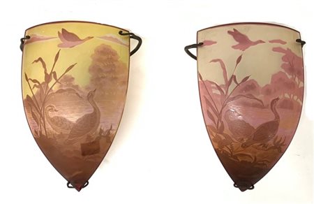 Coppia di applique in vetro a cammeo inciso all'acido nei toni del rosso e gial