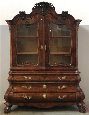 Mobile a doppio corpo di forma bombata lastronato in mogano e radica con parte