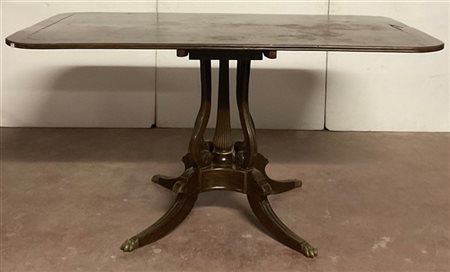 Tavolo rettangolare filettato, sostegno con fusto scanalato e piedi terminanti