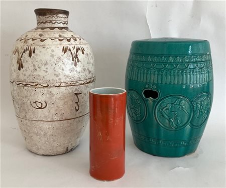 Lotto composto da un garden seat in porcellana invetriata verde smeraldo, un va