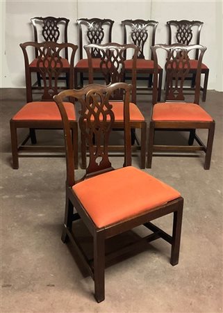 Gruppo di otto sedie in mogano intagliato con schienale traforato e seduta in t