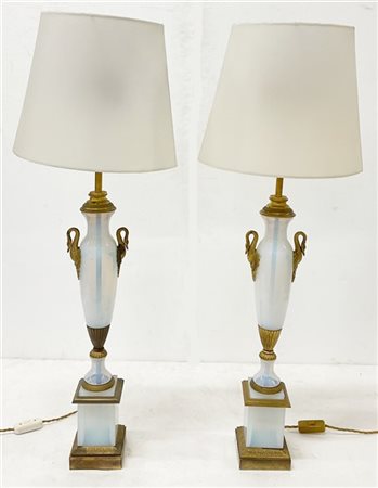 Coppia di vasi in vetro opalino e metallo dorato su base a plinto, anse a guisa