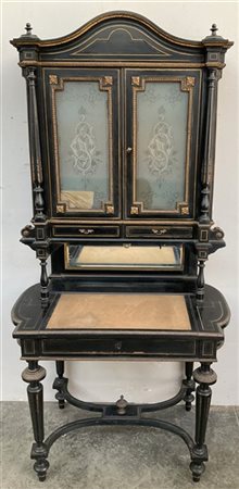 Scrittoio in legno ebanizzato e filettato in metallo dorato. Parte superiore a