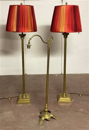 Piantana in ottone con base tripode (h. cm 130) unita ad una coppia di lampade