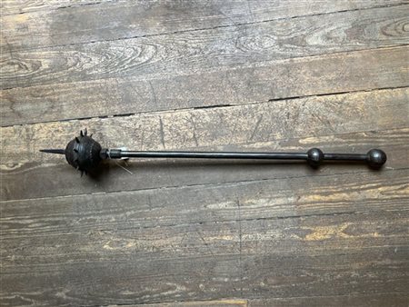 Lunga mazza d'armi. India del Nord, secolo XIX. Sono presenti alcune agemine (h. cm 76) (difetti)