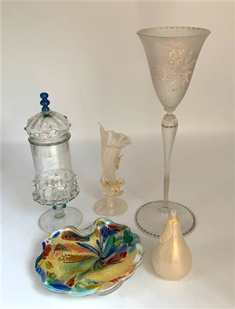 Lotto composto da un posacenere, un contenitore con coperchio, un calice a coll