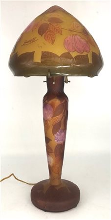 Lampada da tavolo in vetro a cammeo inciso all'acido con decori vegetali nei to