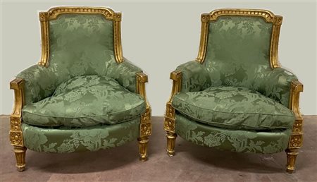 Coppia di poltrone in legno intagliato e dorato, gambe rastremate e scanalate,