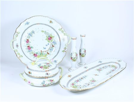 Manifattura di Herend. Parte di servizio da tavola in porcellana con bordo dora