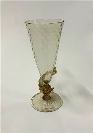 Manifattura di Murano. 
Vaso a calice in vetro soffiato a balloton trasparente
