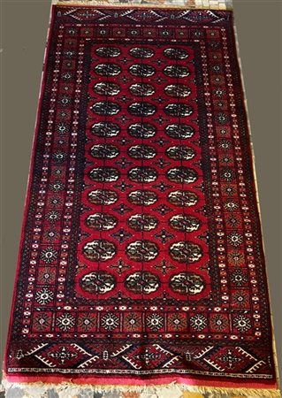 Tappeto Boukhara, Pakistan, secolo XX. Decoro con Gul su fondo rosso (cm 172x92
