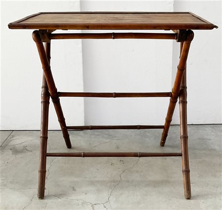 Tavolino in legno con gambe e profilo del piano simulante bamboo (cm 70x70x46).