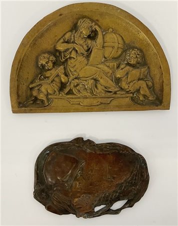 Lotto composto da due placche in bronzo, una a mezza luna con figure allegorich