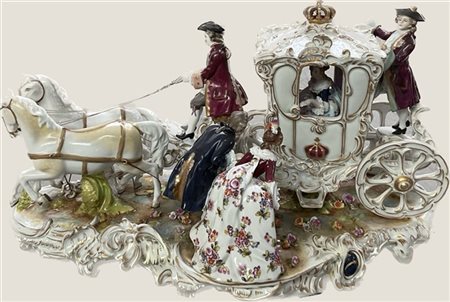 Gruppo in porcellana dipinta in policromia con profili in oro raffigurante carr