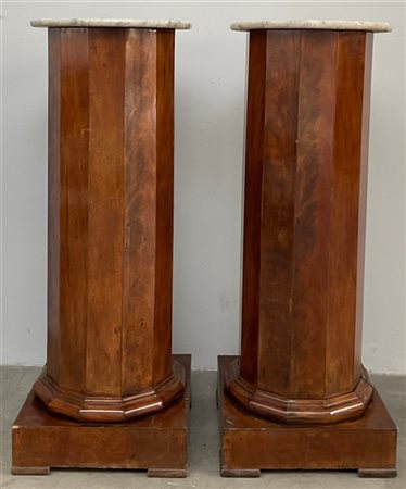 Coppia di colonne portavaso con fusto dodecagonale in mogano e piano in marmo g