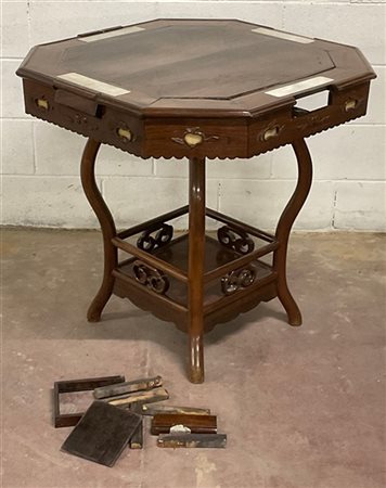 Tavolo ottagonale in legno intagliato e con inserti in marmo, gambe mosse unite